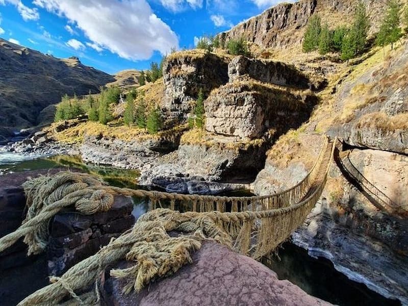 Vista del puente colgante inca Q'eswachaka de sogas de ichu tendido sobre el cañón del río Apurímac en Cusco, Perú