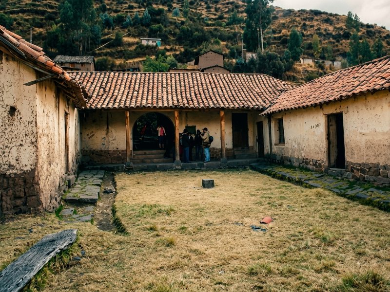 Fachada de piedra y adobe de la casa histórica del prócer Túpac Amaru II en la provincia de Canas.