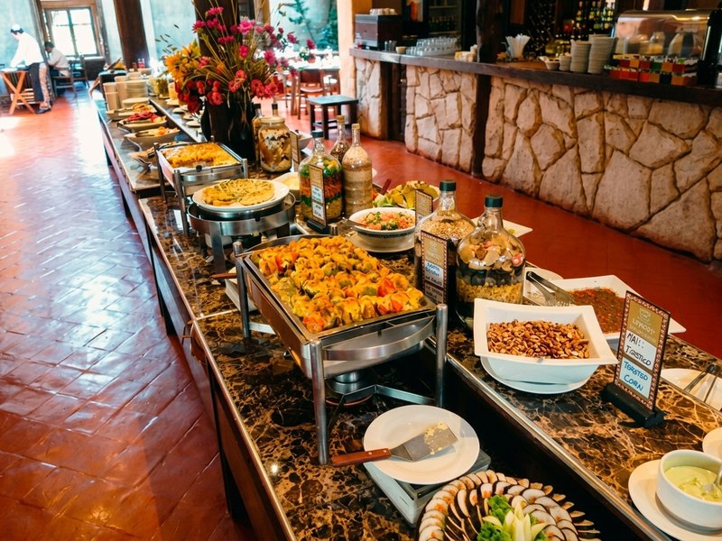 Mesa de buffet buffet con platos típicos peruanos e ingredientes locales en un restaurante en Cusipata.