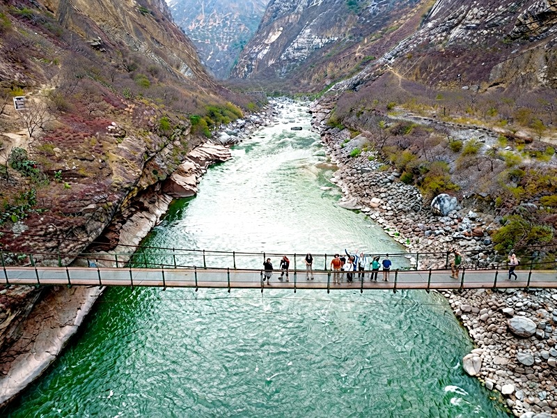 Puente colgante y orillas del río Apurímac en Playa Rosalina durante el segundo día de trekking