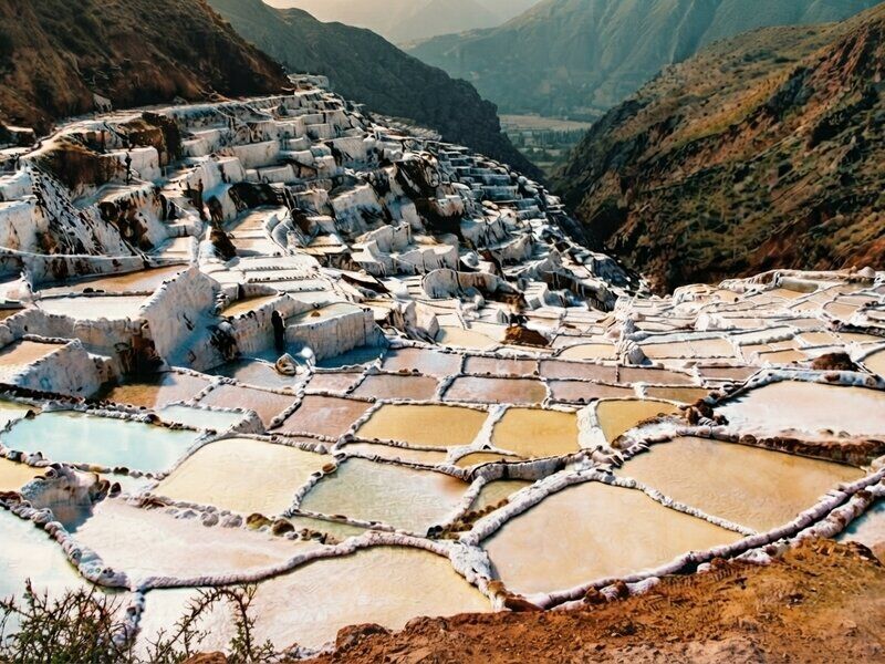 Miles de pozas blancas de extracción de sal en las laderas del Valle Sagrado.