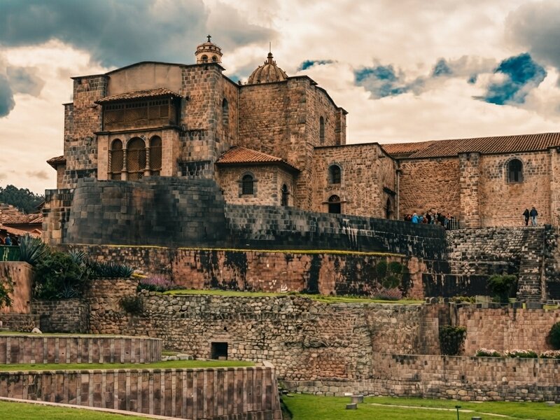 Estructura de piedra inca combinada con arquitectura colonial en el Qorikancha.