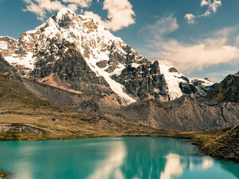 Vista panorámica de las aguas verdosas de la laguna Otorongo Cocha en el circuito de las siete lagunas de Ausangate.