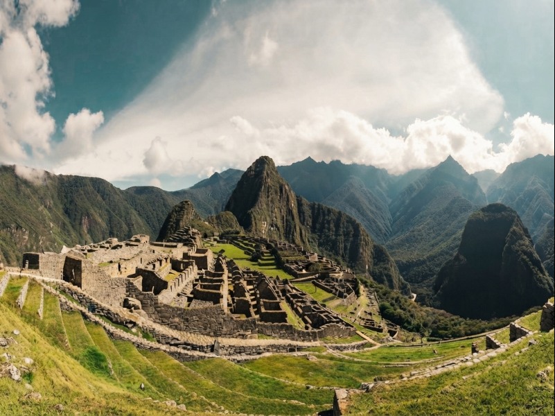 Fotografía postal clásica de la ciudadela de Machu Picchu y la montaña Huayna Picchu al fondo