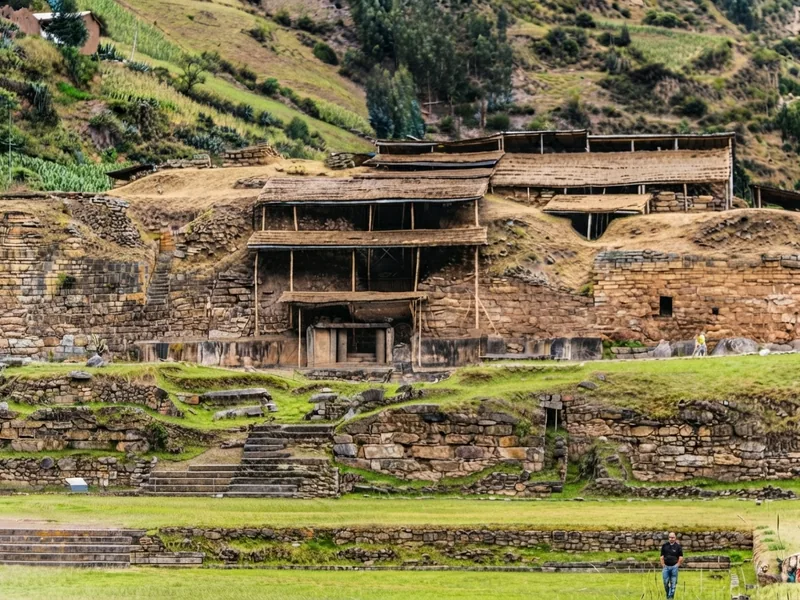 Vista panorámica de las ruinas de Chavín de Huántar y las montañas de fondo