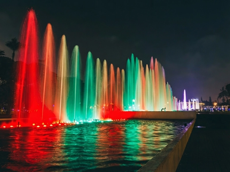 Gran fuente cibernética con chorros altos e iluminación nocturna en el Parque de la Reserva