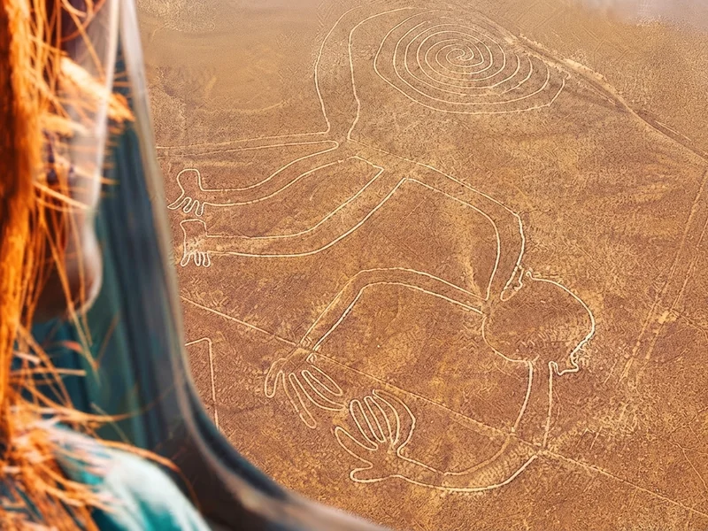 Vista panorámica del desierto y las líneas geométricas desde el aire en Nazca