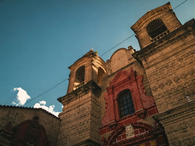 Detalle de la fachada de piedra tallada de la iglesia La Compañía en Ayacucho