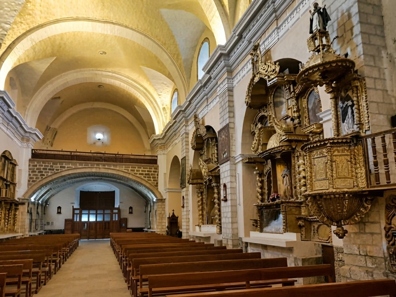 Visitantes observando la arquitectura interior del templo de Santo Domingo en Ayacucho