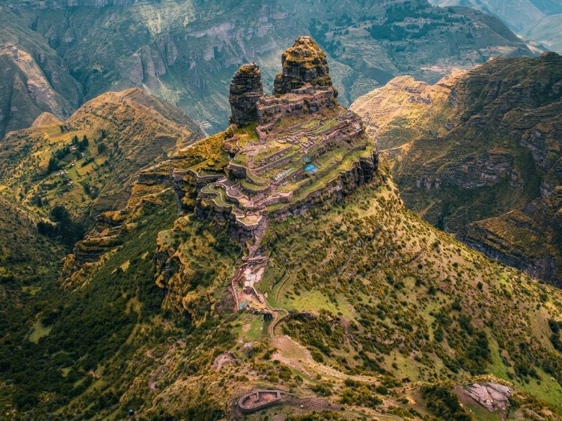 La fortaleza de los "cuernos" sagrados sobre el cañón del Apurímac