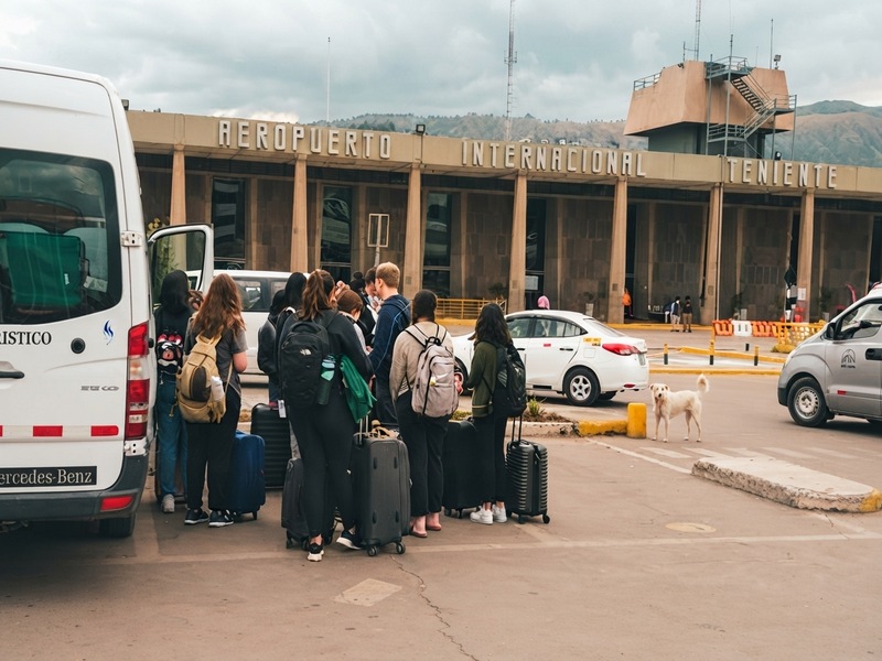 Unidad de traslado privado con equipaje listo rumbo al aeropuerto Alejandro Velasco Astete.
