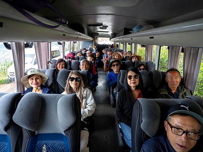 Transporte privado esperando el traslado de retorno de los viajeros hacia la ciudad del Cusco