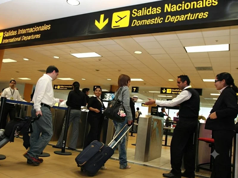 Personal de traslado asistiendo a un pasajero