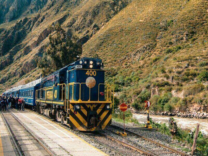 Tren panorámico recorriendo los paisajes del Valle Sagrado rumbo a Aguas Calientes.