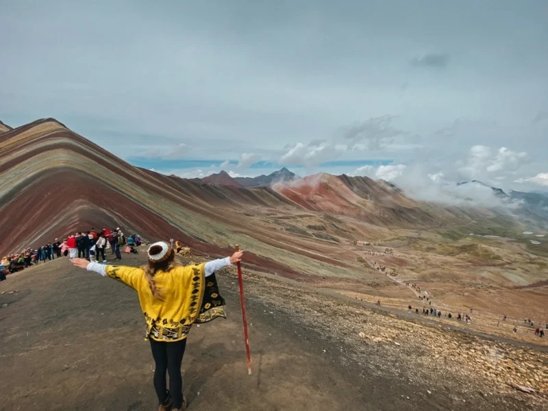 Turista disfrutando la vista de la Montaña de 7 Colores