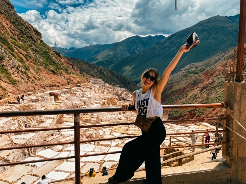 Turista en las Salineras de Maras Valle Sagrado