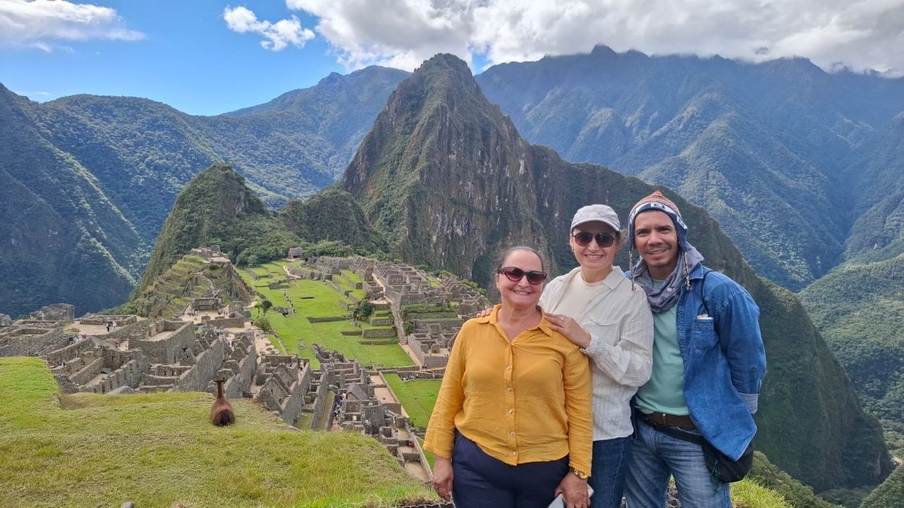 Viajeros felices en su destino