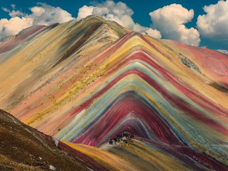 Franjas naturales de colores minerales en la ladera de la montaña Vinicunca a 5,200 m s. n. m.