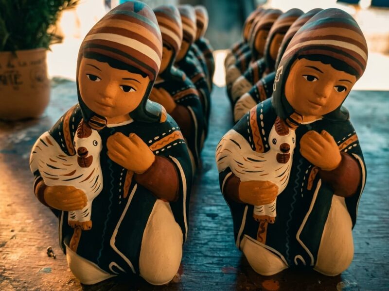 Figuras de cerámica pintadas a mano de artesanos de Quinua, Ayacucho, alineadas en un taller artesanal