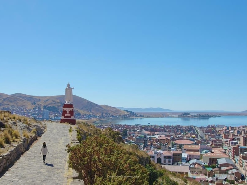 Panorámica de la ciudad de Puno y las aguas del lago Titicaca desde el cerro y Mirador Wajsapata