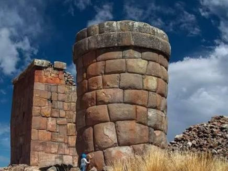 Torre funeraria inconclusa en Cutimbo mostrando la técnica de ensamblaje de bloques de piedra