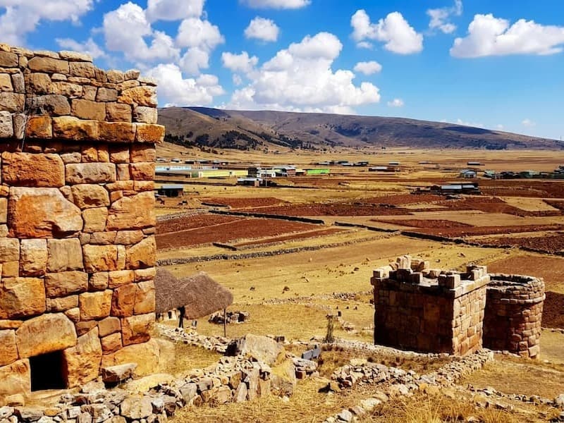 Paisaje altiplánico y vista panorámica del entorno natural de la meseta arqueológica de Cutimbo en Puno