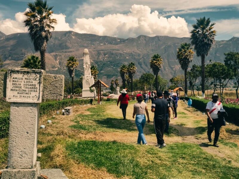 Memorial del Campo Santo de Yungay con rosales y la figura del Cristo Redentor frente a las montañas.