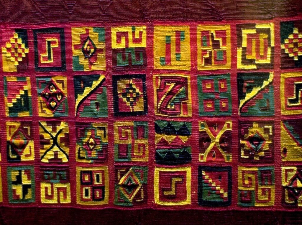 Detalle de tocapus, motivos geométricos de los tejidos inca