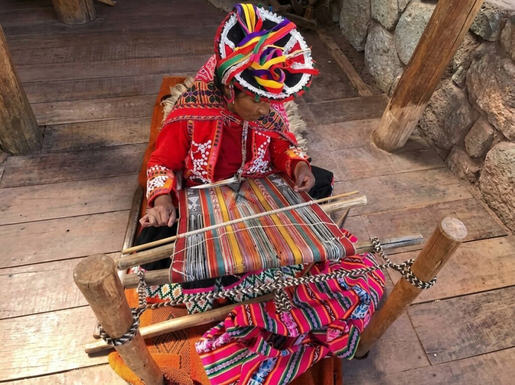 Tejedora con vestimenta tradicional tejiendo diseños pallay en uno de los telares incas
