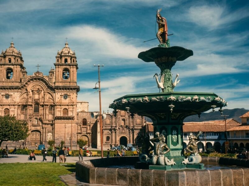 Plaza de Armas de Cusco con su pileta central y catedral al fondo.