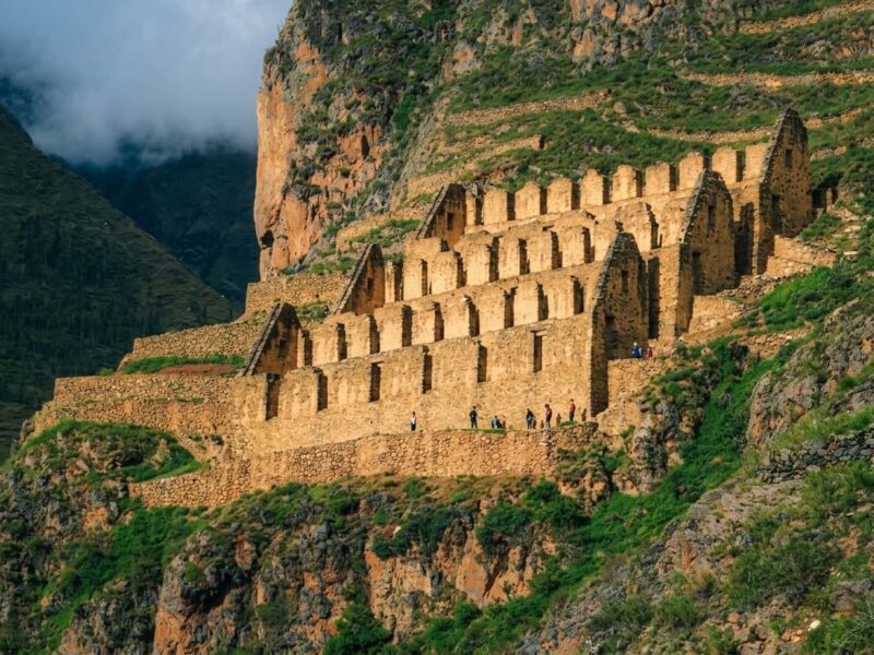 Paisaje panorámico de las montañas y el pueblo fortificado de Ollantaytambo.