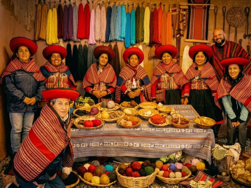 Mujer artesana de Chinchero vistiendo traje típico mostrando lanas teñidas con pigmentos naturales.