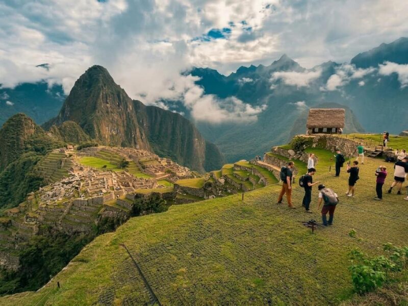 Vista clásica de la ciudadela inca de Machu Picchu con la montaña Huayna Picchu al fondo.