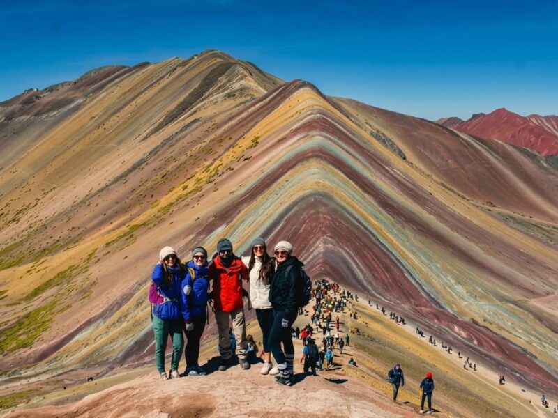 Vista de la cima estriada de la Montaña de Colores Vinicunca.