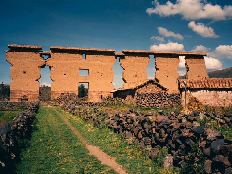 Imponente muro de piedra y adobe del Templo de Wiracocha en el sitio arqueológico de Raqchi.