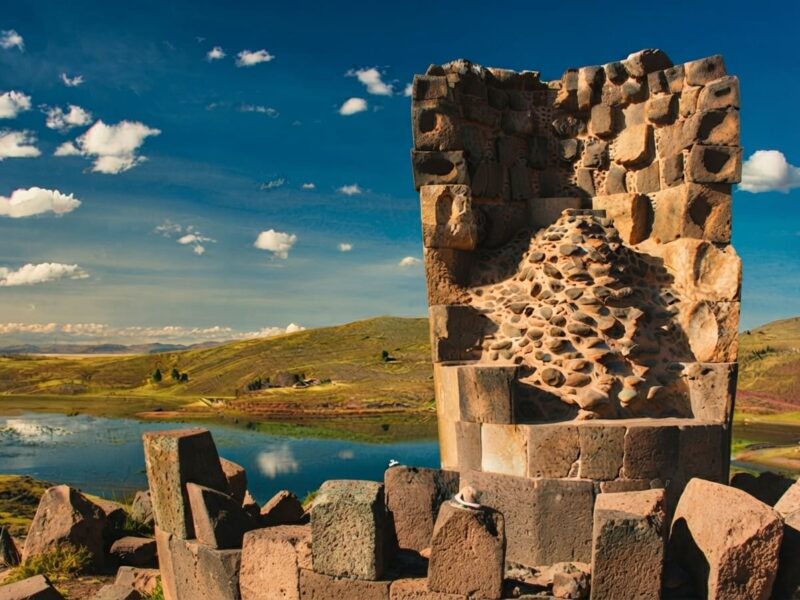 Torre funeraria cilíndrica de piedra en el complejo arqueológico de Sillustani junto a la laguna Umayo.