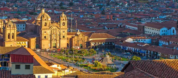 Vista panorámica de la Plaza de Armas de Cusco con la Catedral, la iglesia de la Compañía y los tejados de teja roja