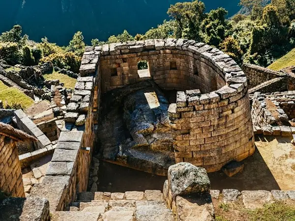 Templo del Sol de Machu Picchu, un recinto inca de muros curvos de piedra pulida construido sobre una roca