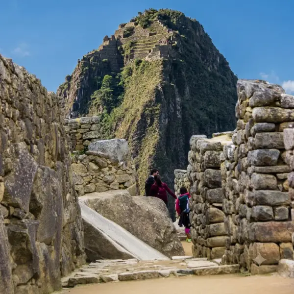 La montaña Huayna Picchu, con sus andenes incas en la cima, vista entre los muros de piedra de la ciudadela de Machu Picchu