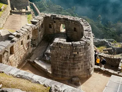 Guía turístico profesional compartiendo la historia del Templo del Sol en Machu Picchu