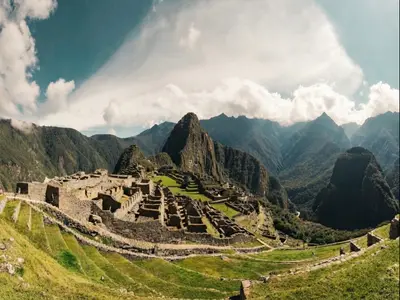 Fotografía postal clásica de la ciudadela de Machu Picchu y la montaña Huayna Picchu al fondo
