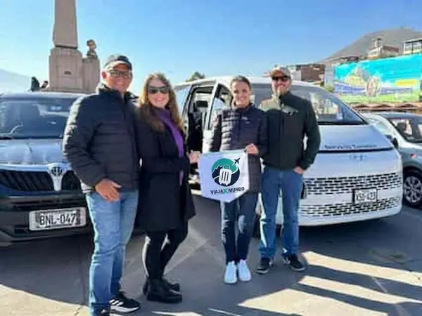 Viajero recibido por personal de la agencia a la salida del aeropuerto de Cusco
