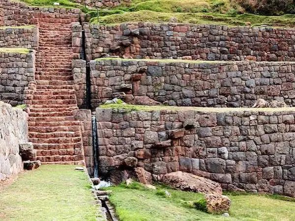 Andenes incas de piedra con canales de agua en el Parque Arqueológico de Tipón, en el Valle Sur de Cusco